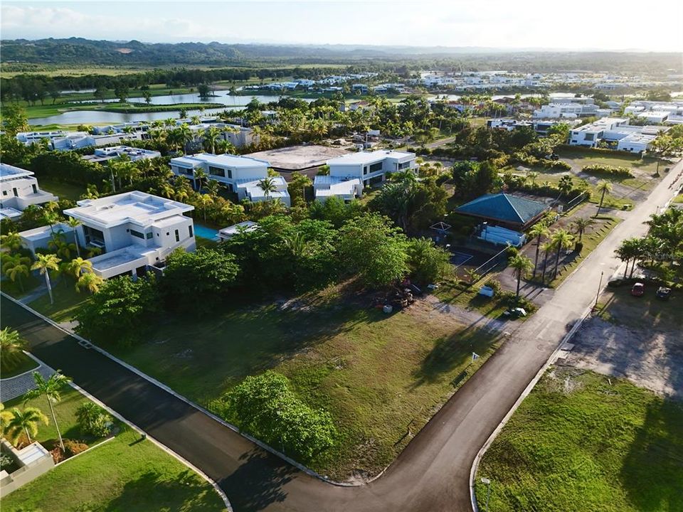 На продажу: $3,500,000 (0.61 acres)
