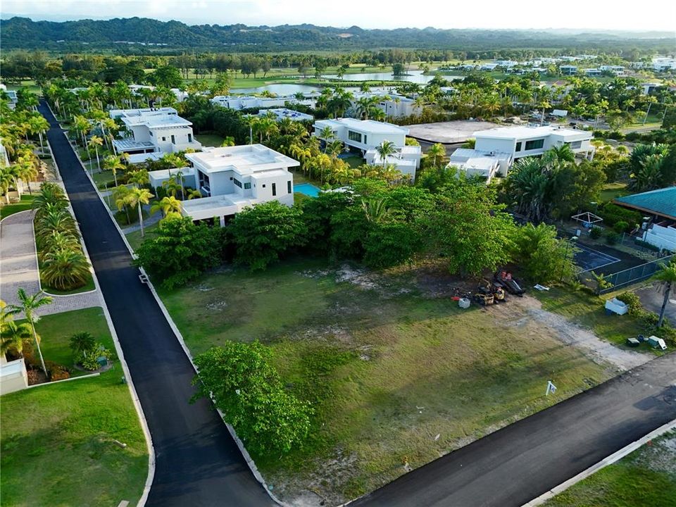 На продажу: $3,500,000 (0.61 acres)