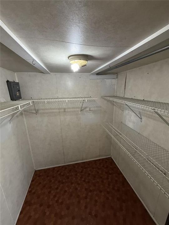 На продажу: $399,999 (4 спален, 0 ванн, 1704 Квадратных фут)