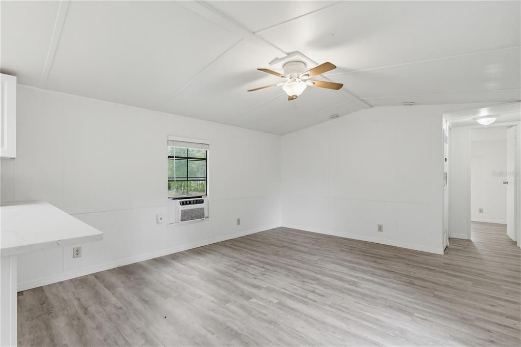 For Sale: $147,500 (2 beds, 1 baths, 924 Square Feet)
