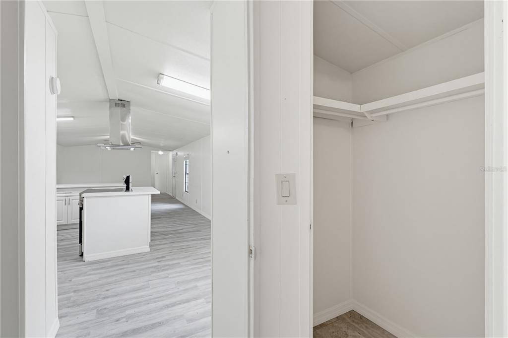 For Sale: $147,500 (2 beds, 1 baths, 924 Square Feet)