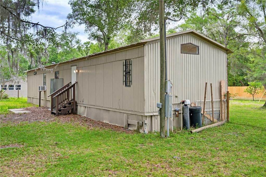 For Sale: $147,500 (2 beds, 1 baths, 924 Square Feet)