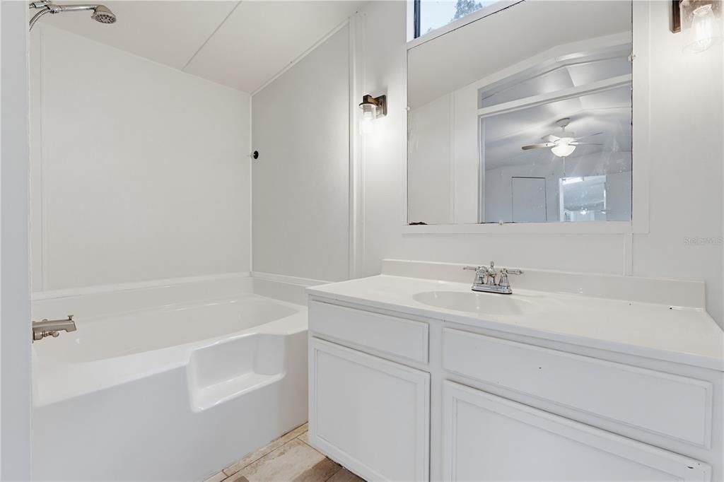 For Sale: $147,500 (2 beds, 1 baths, 924 Square Feet)