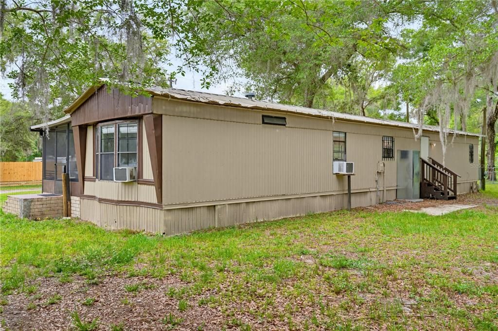 For Sale: $147,500 (2 beds, 1 baths, 924 Square Feet)