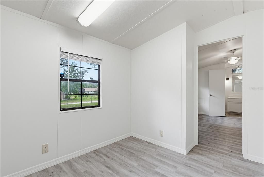 For Sale: $147,500 (2 beds, 1 baths, 924 Square Feet)
