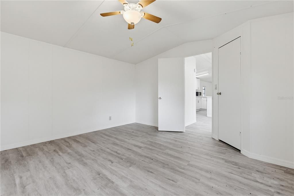 For Sale: $147,500 (2 beds, 1 baths, 924 Square Feet)