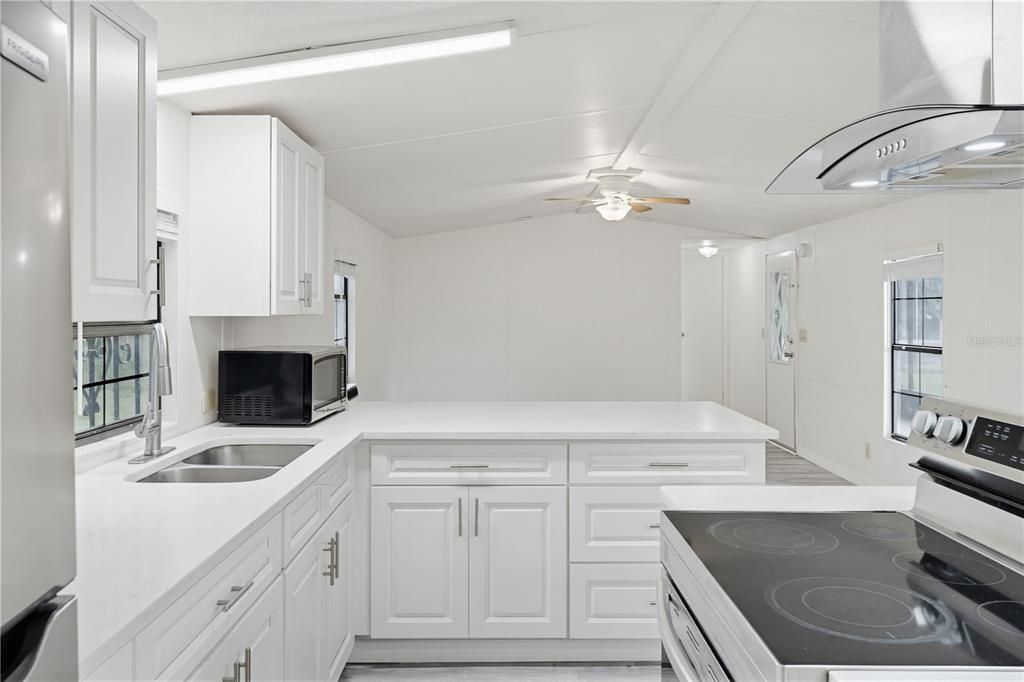 For Sale: $147,500 (2 beds, 1 baths, 924 Square Feet)