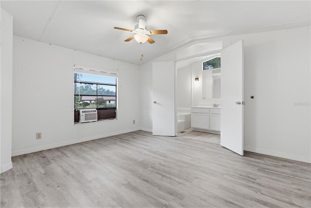 For Sale: $147,500 (2 beds, 1 baths, 924 Square Feet)