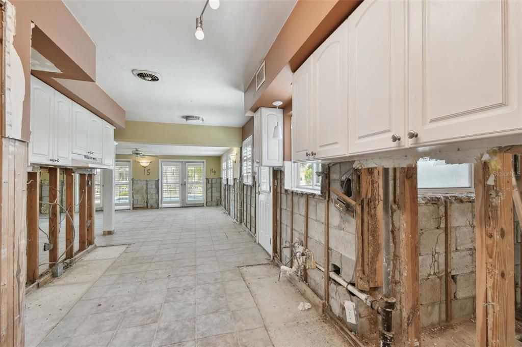 Activo con contrato: $775,000 (4 camas, 3 baños, 2632 Pies cuadrados)