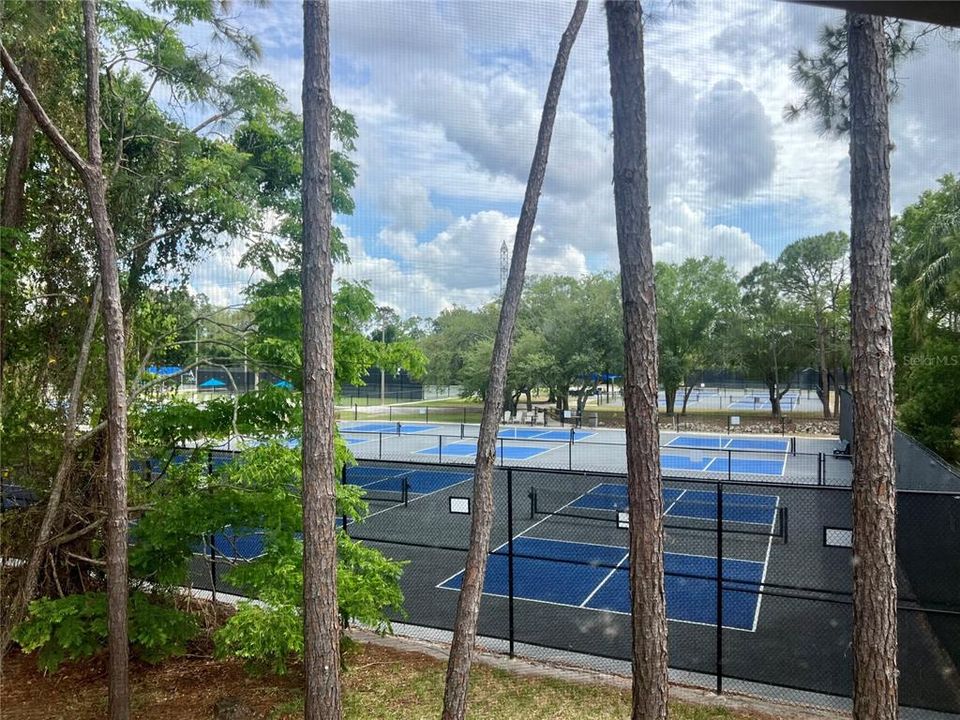 For Sale: $199,500 (2 beds, 2 baths, 924 Square Feet)