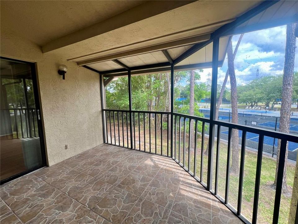For Sale: $199,500 (2 beds, 2 baths, 924 Square Feet)