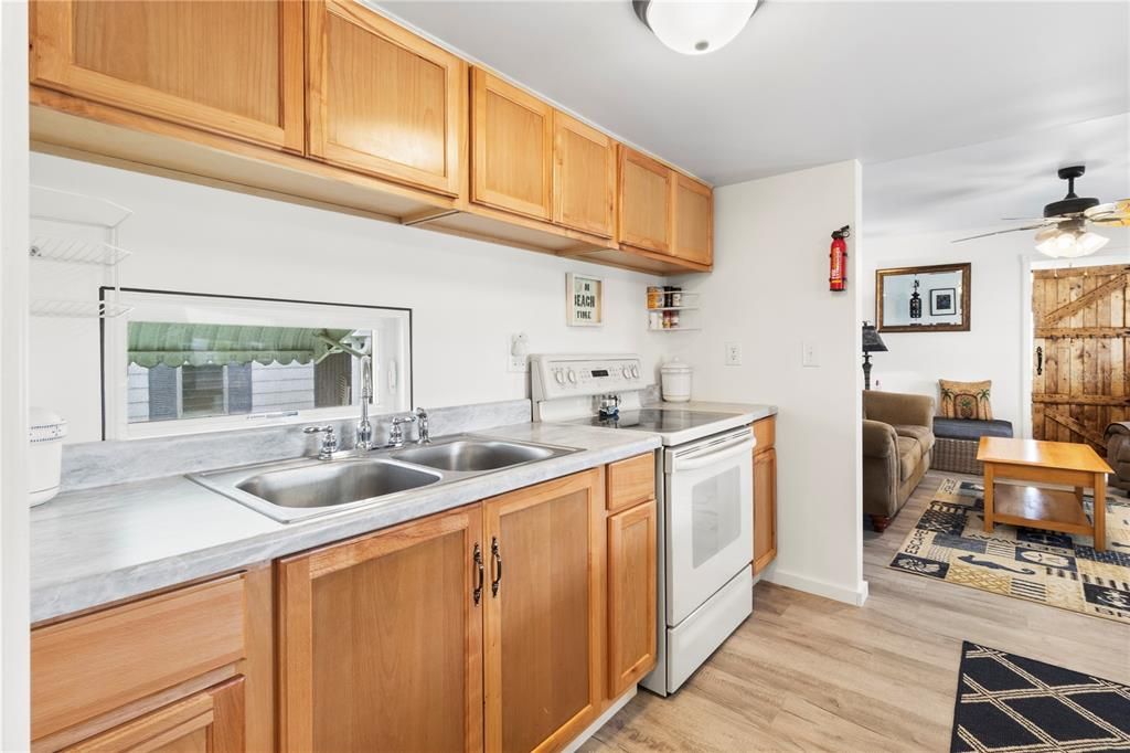 For Sale: $129,900 (2 beds, 1 baths, 672 Square Feet)