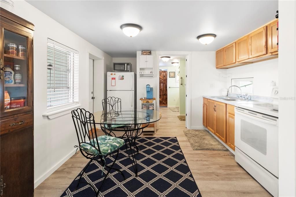 For Sale: $129,900 (2 beds, 1 baths, 672 Square Feet)