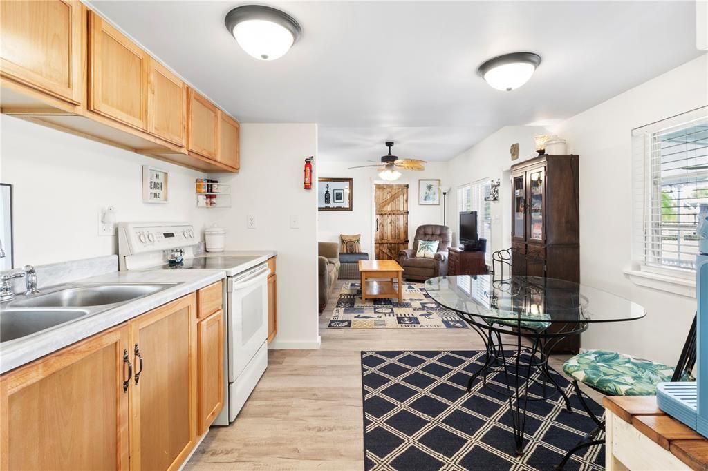 For Sale: $129,900 (2 beds, 1 baths, 672 Square Feet)