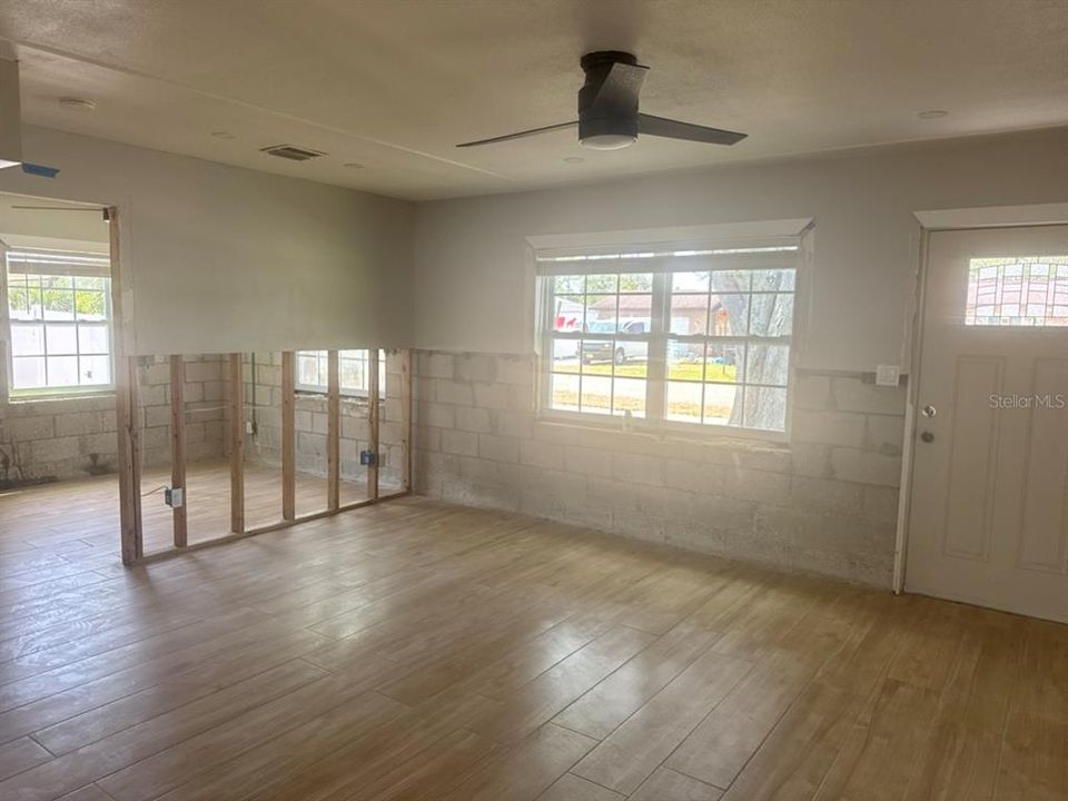 Active With Contract: $186,500 (3 beds, 2 baths, 1248 Square Feet)
