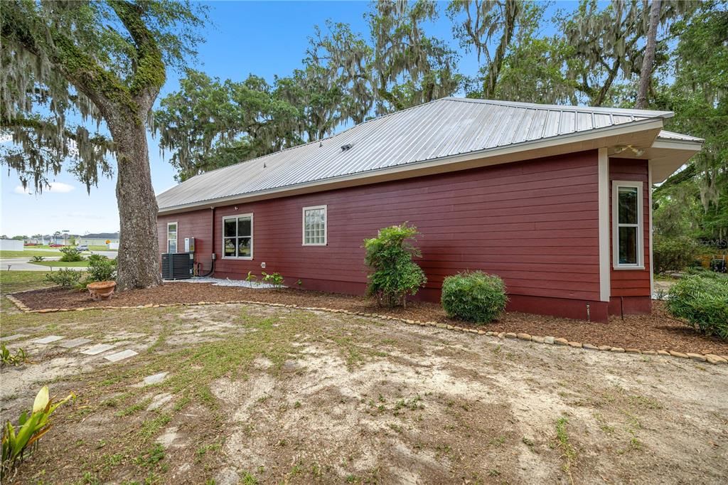 For Sale: $399,900 (3 beds, 2 baths, 1888 Square Feet)