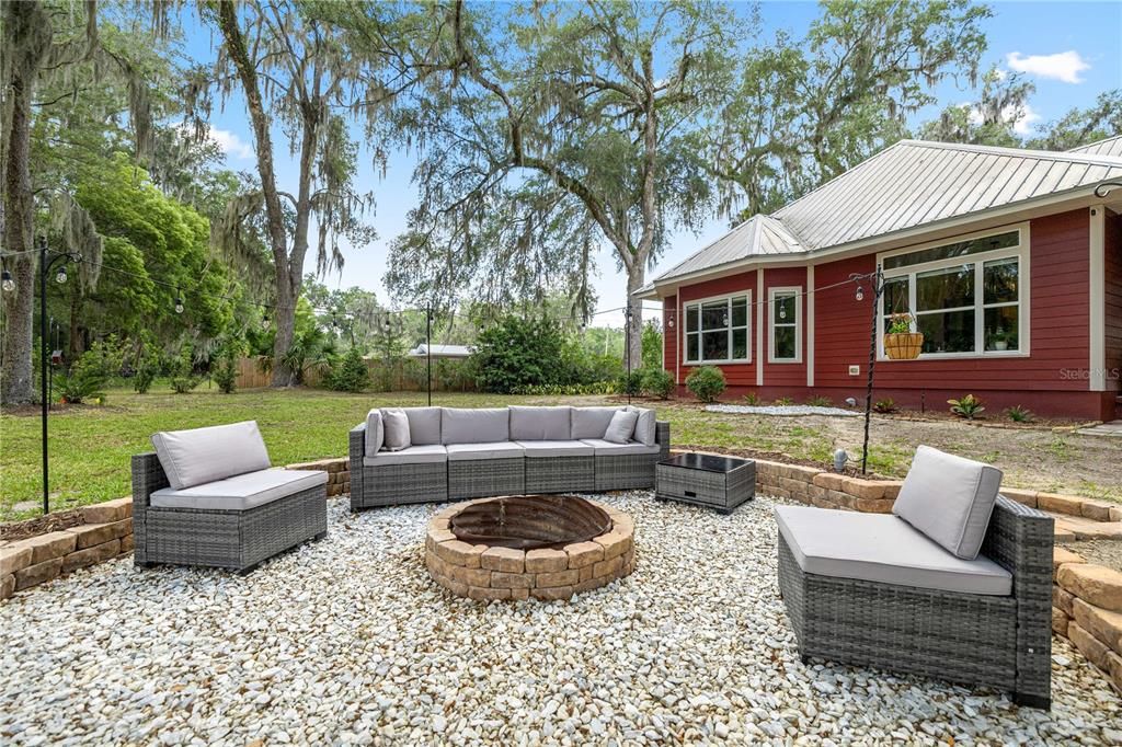 For Sale: $399,900 (3 beds, 2 baths, 1888 Square Feet)