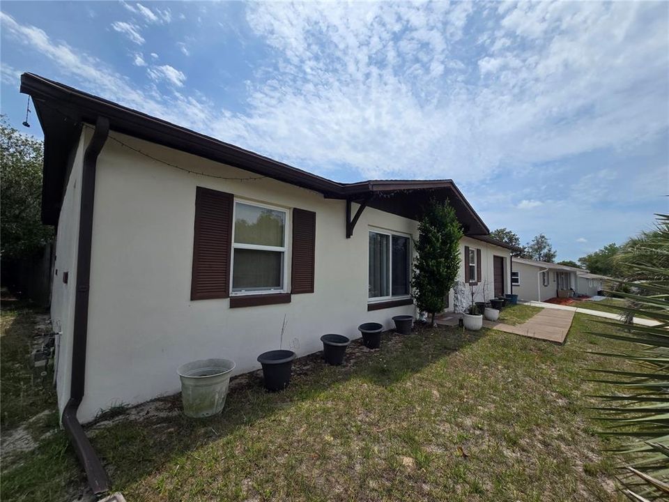 For Sale: $179,000 (2 beds, 2 baths, 1075 Square Feet)