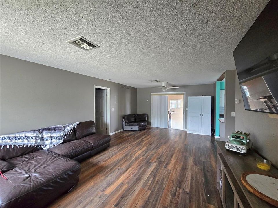For Sale: $179,000 (2 beds, 2 baths, 1075 Square Feet)