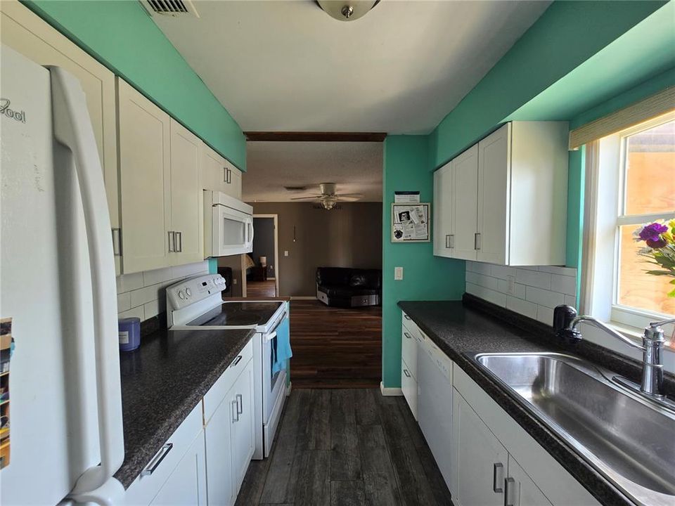 For Sale: $179,000 (2 beds, 2 baths, 1075 Square Feet)