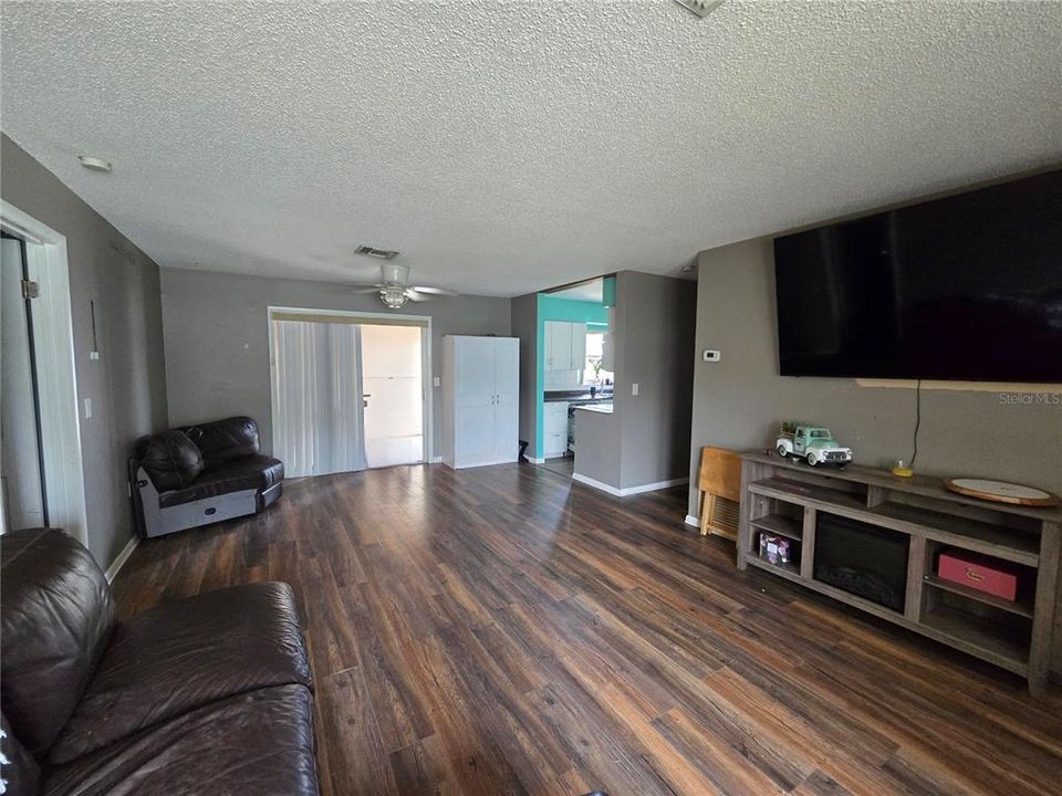 For Sale: $179,000 (2 beds, 2 baths, 1075 Square Feet)