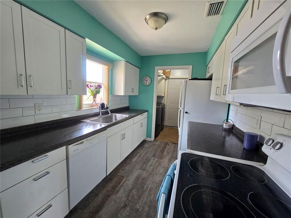For Sale: $179,000 (2 beds, 2 baths, 1075 Square Feet)