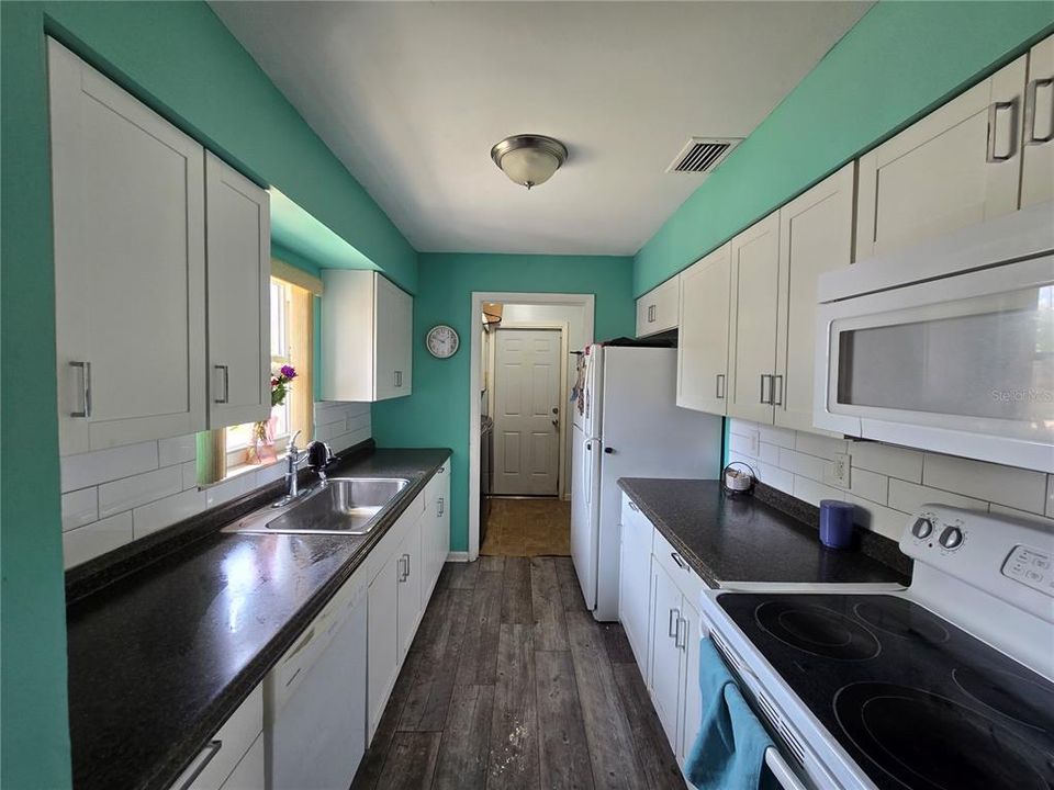 For Sale: $179,000 (2 beds, 2 baths, 1075 Square Feet)