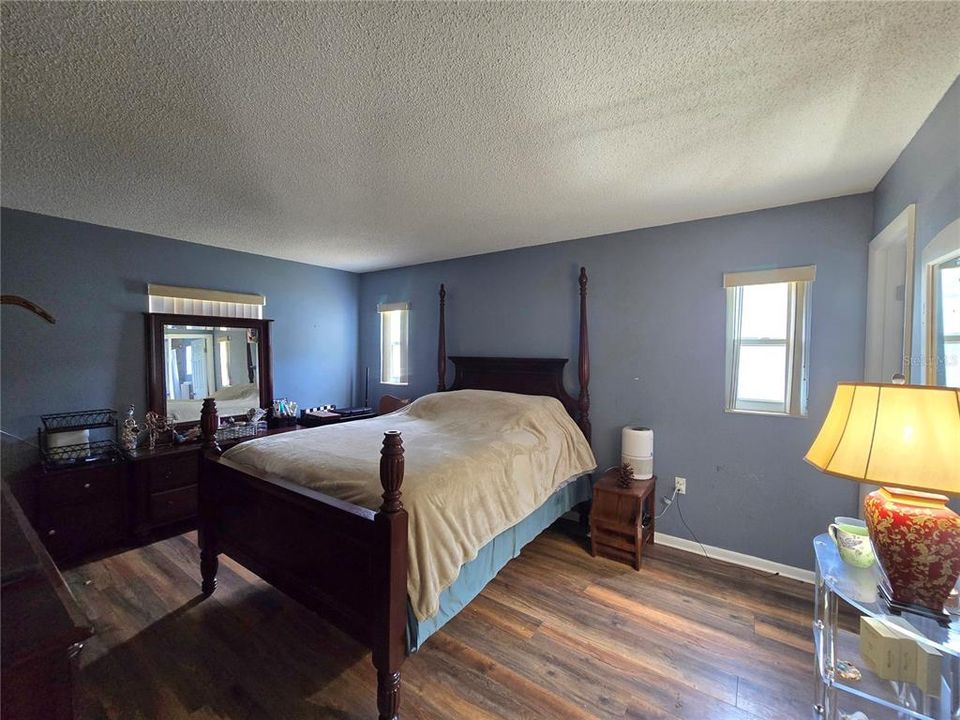 For Sale: $179,000 (2 beds, 2 baths, 1075 Square Feet)