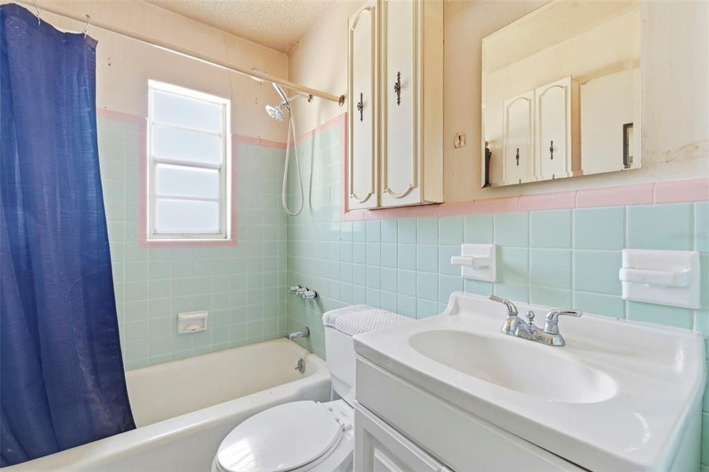Activo con contrato: $279,900 (4 camas, 2 baños, 1175 Pies cuadrados)