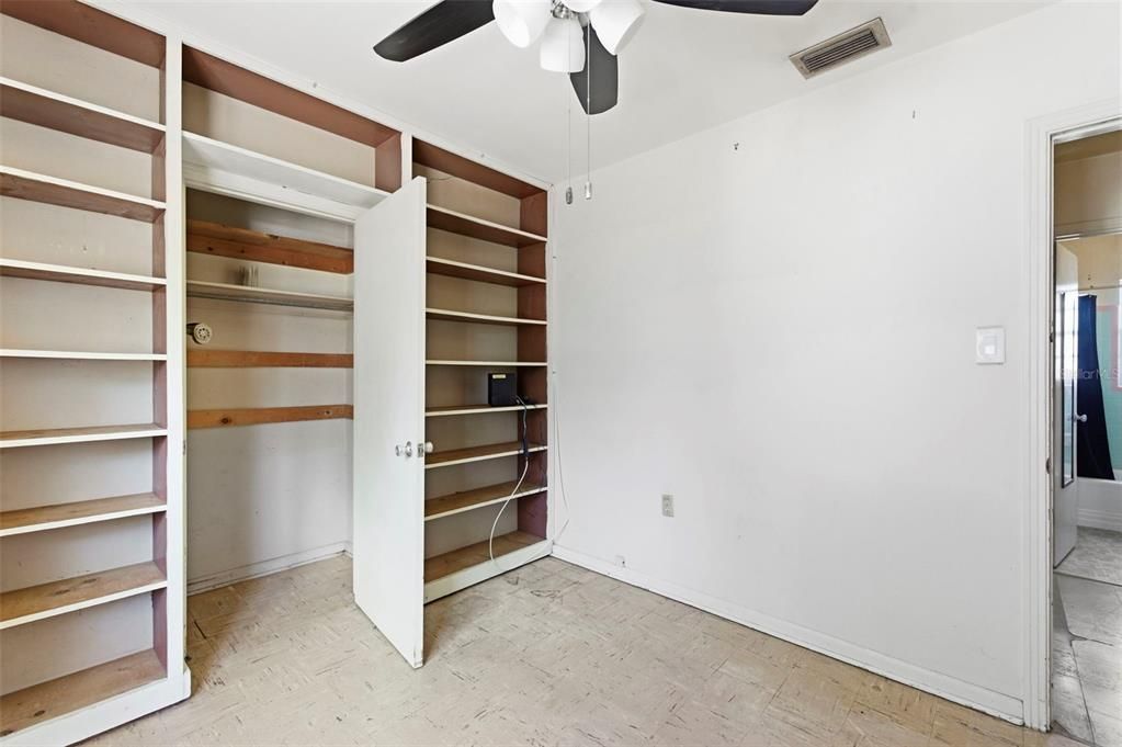 Activo con contrato: $279,900 (4 camas, 2 baños, 1175 Pies cuadrados)