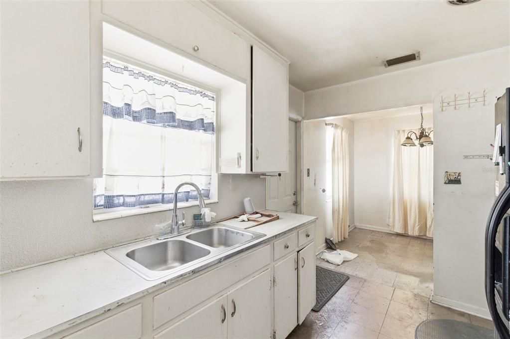 Activo con contrato: $279,900 (4 camas, 2 baños, 1175 Pies cuadrados)