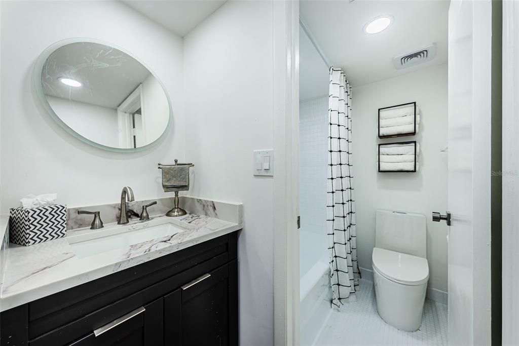 For Sale: $249,900 (2 beds, 2 baths, 930 Square Feet)