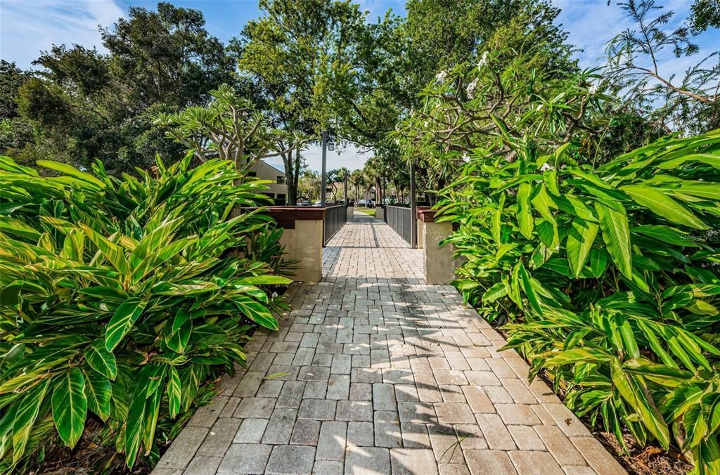 For Sale: $249,900 (2 beds, 2 baths, 930 Square Feet)