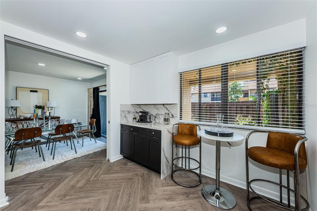 For Sale: $249,900 (2 beds, 2 baths, 930 Square Feet)