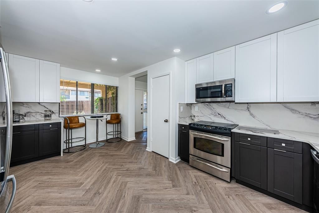 For Sale: $249,900 (2 beds, 2 baths, 930 Square Feet)