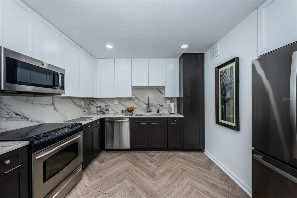 For Sale: $249,900 (2 beds, 2 baths, 930 Square Feet)