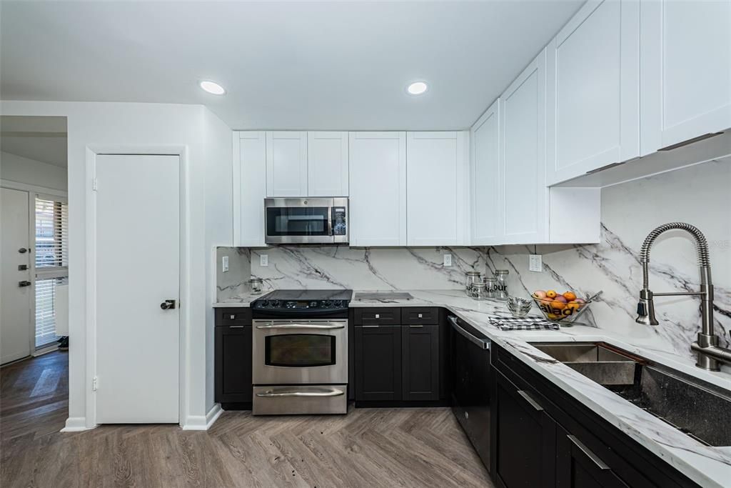 For Sale: $249,900 (2 beds, 2 baths, 930 Square Feet)