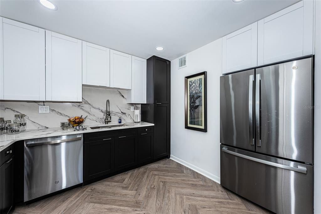 For Sale: $249,900 (2 beds, 2 baths, 930 Square Feet)