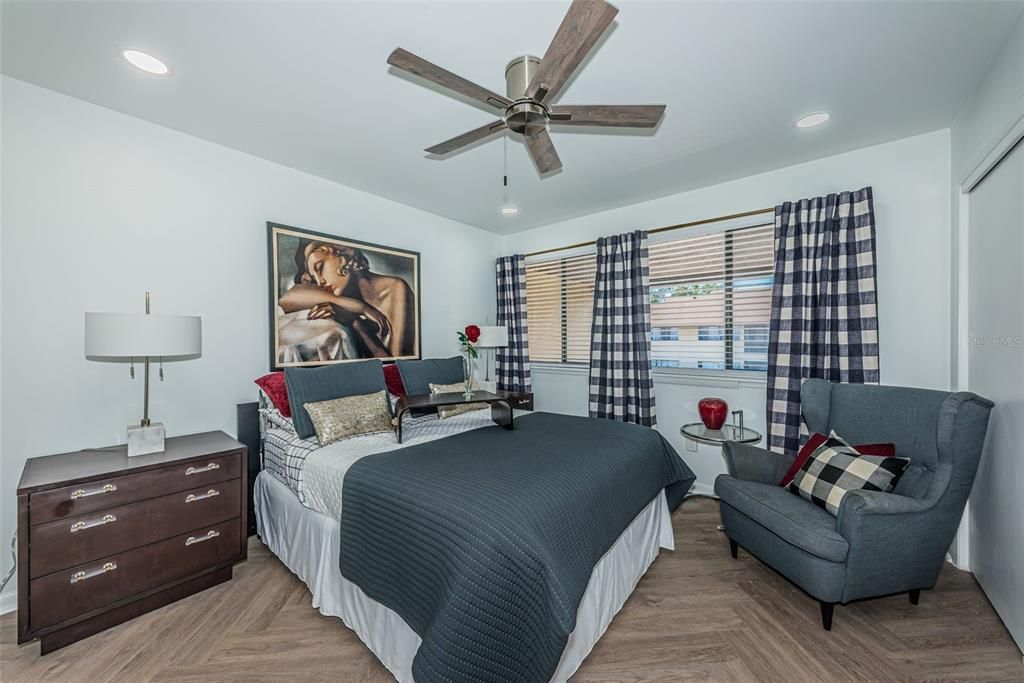 For Sale: $249,900 (2 beds, 2 baths, 930 Square Feet)