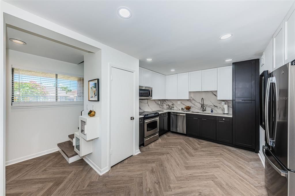 For Sale: $249,900 (2 beds, 2 baths, 930 Square Feet)