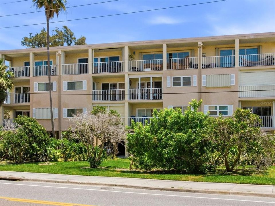 For Sale: $939,000 (3 beds, 2 baths, 2220 Square Feet)