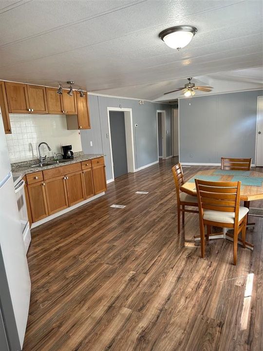 For Sale: $215,000 (3 beds, 2 baths, 1260 Square Feet)