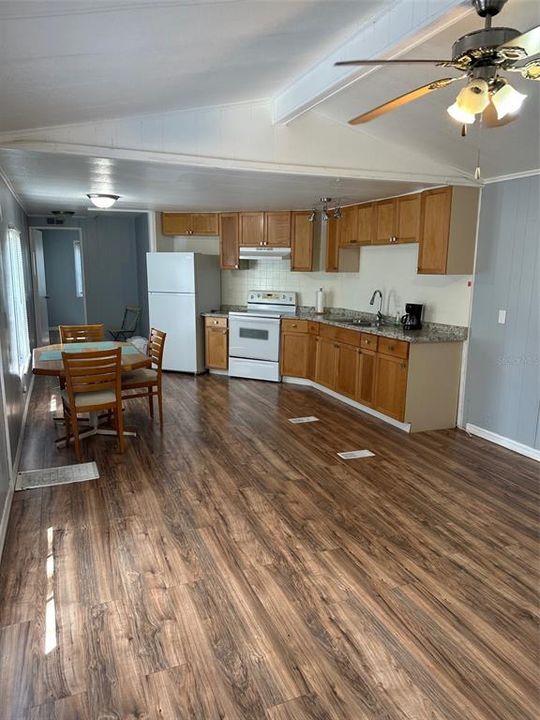 For Sale: $215,000 (3 beds, 2 baths, 1260 Square Feet)
