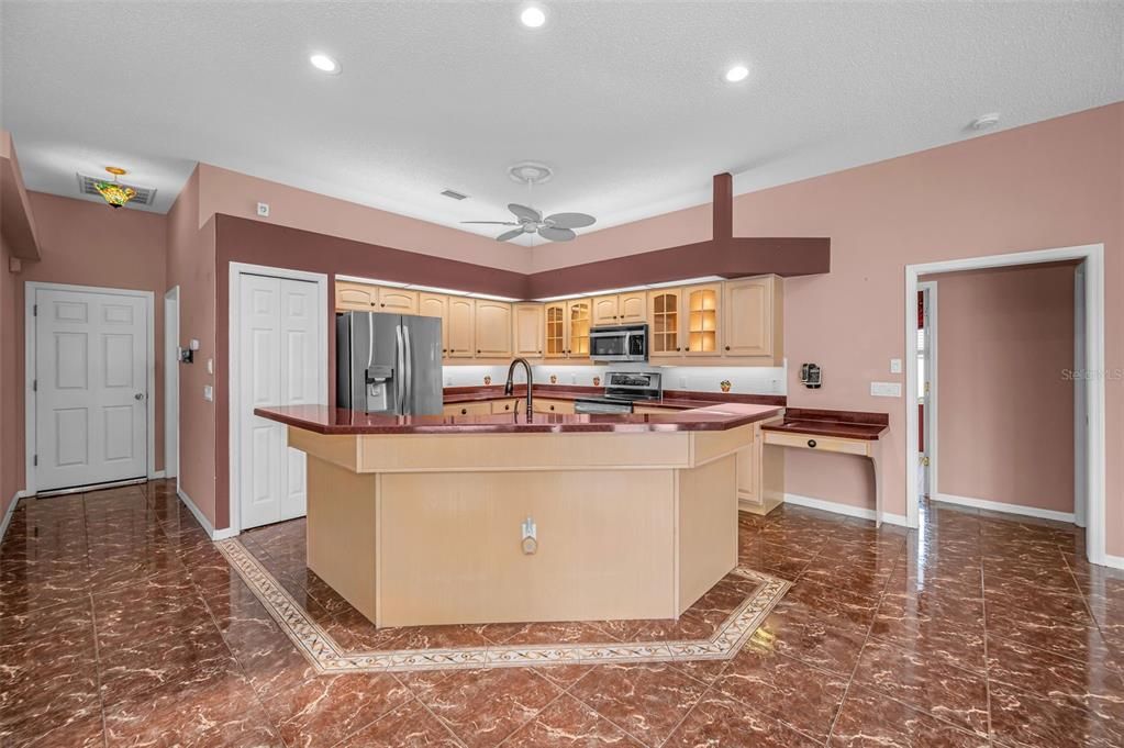 For Sale: $549,900 (4 beds, 2 baths, 2635 Square Feet)