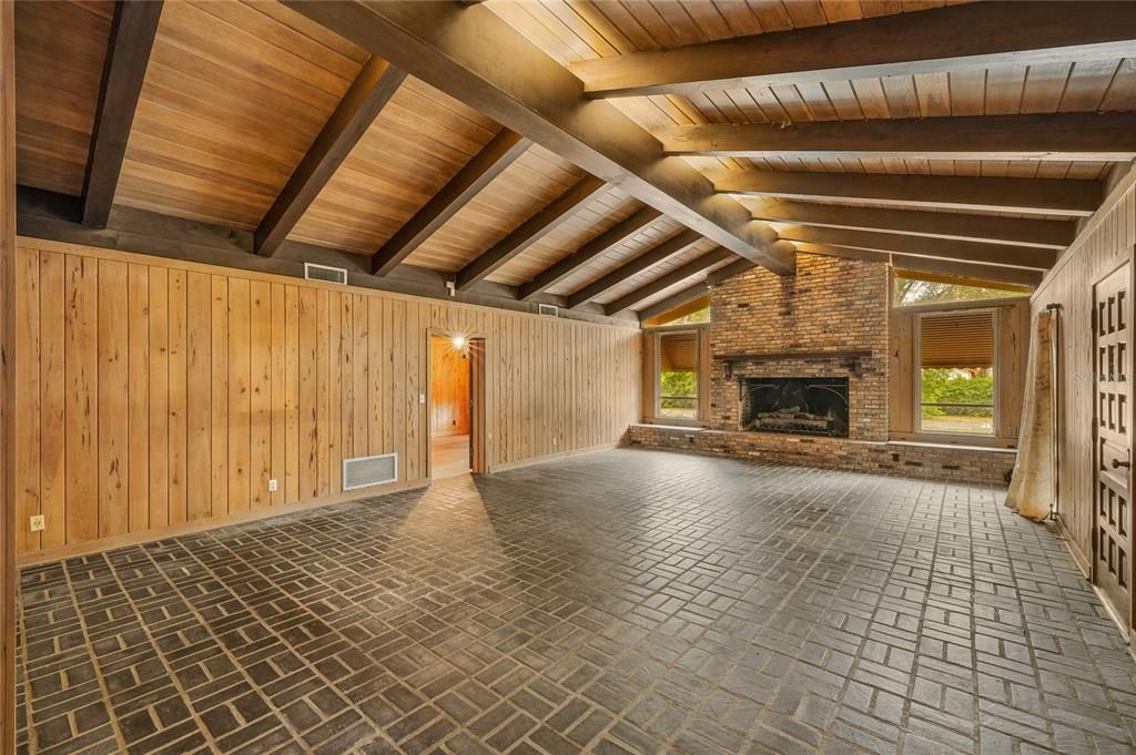 Activo con contrato: $625,000 (3 camas, 2 baños, 1984 Pies cuadrados)