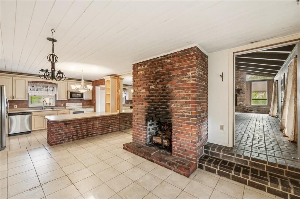 Activo con contrato: $625,000 (3 camas, 2 baños, 1984 Pies cuadrados)