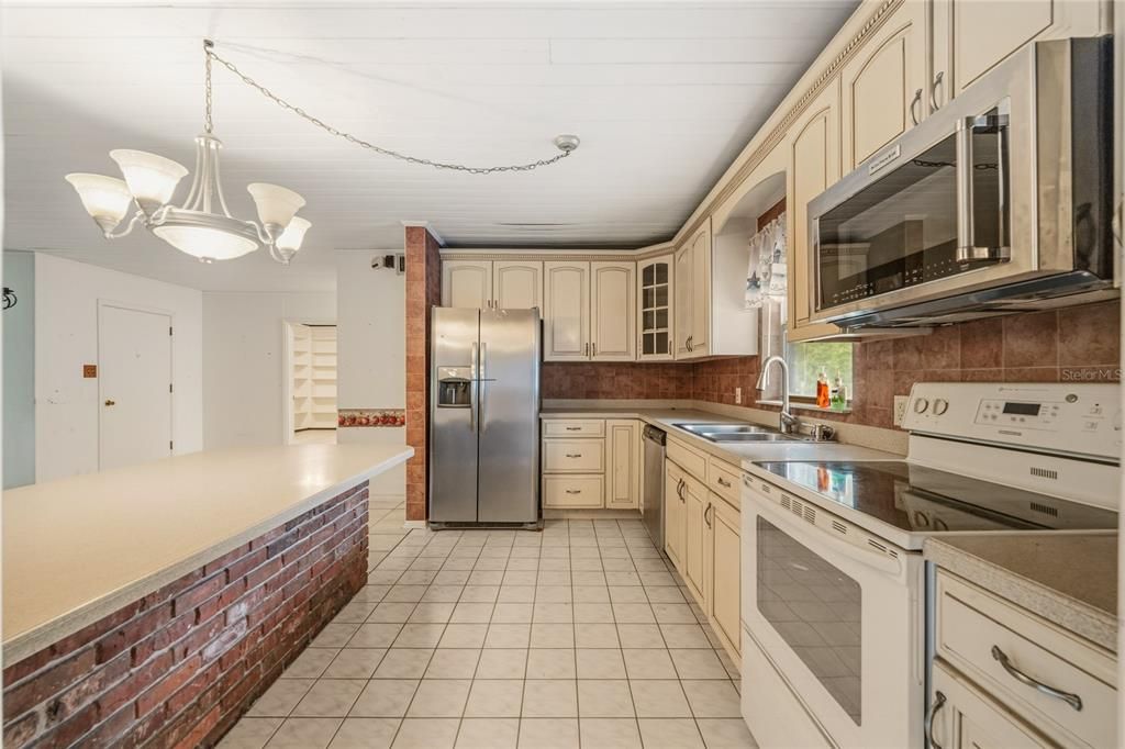 Activo con contrato: $625,000 (3 camas, 2 baños, 1984 Pies cuadrados)