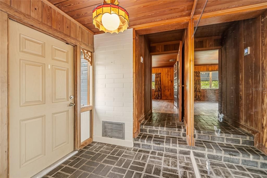 Activo con contrato: $625,000 (3 camas, 2 baños, 1984 Pies cuadrados)