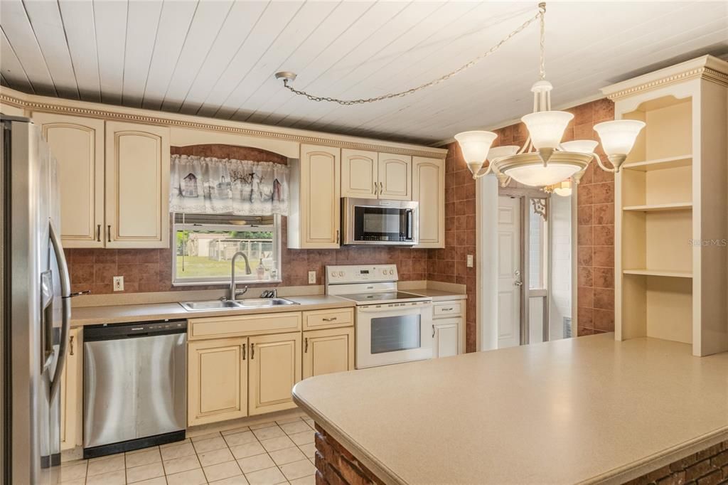 Activo con contrato: $625,000 (3 camas, 2 baños, 1984 Pies cuadrados)