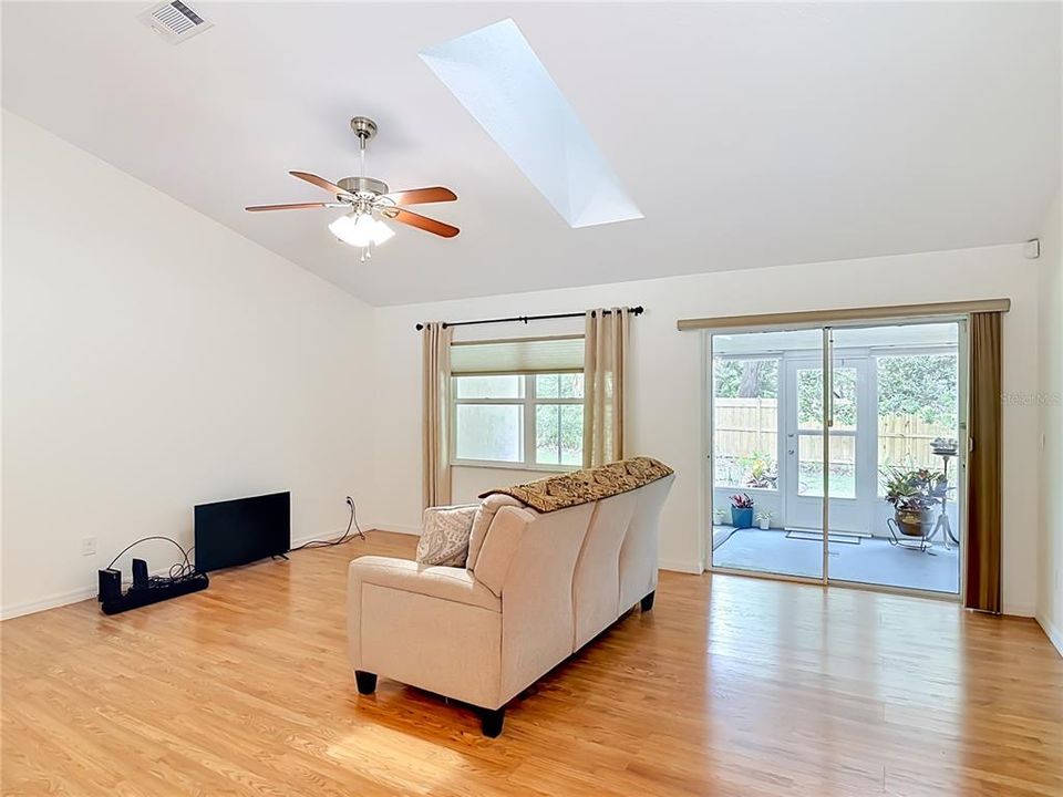 For Sale: $335,000 (3 beds, 2 baths, 1563 Square Feet)